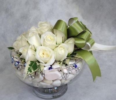 Cam kase içinde beyaz güller